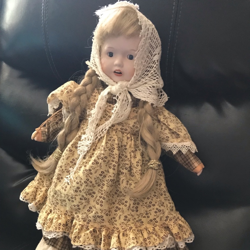 Selling them pleaseeeeeeee trying to get rid of this old dolls
